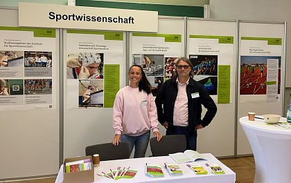 Das Institut stellt auf dem Hochschul-Informationstag 2023 die Studienmöglichkeiten (Bachelor, Master und Lehramt) im Sport vor (im Bild: Ina Blazek und Prof. Dr. Oliver Stoll).